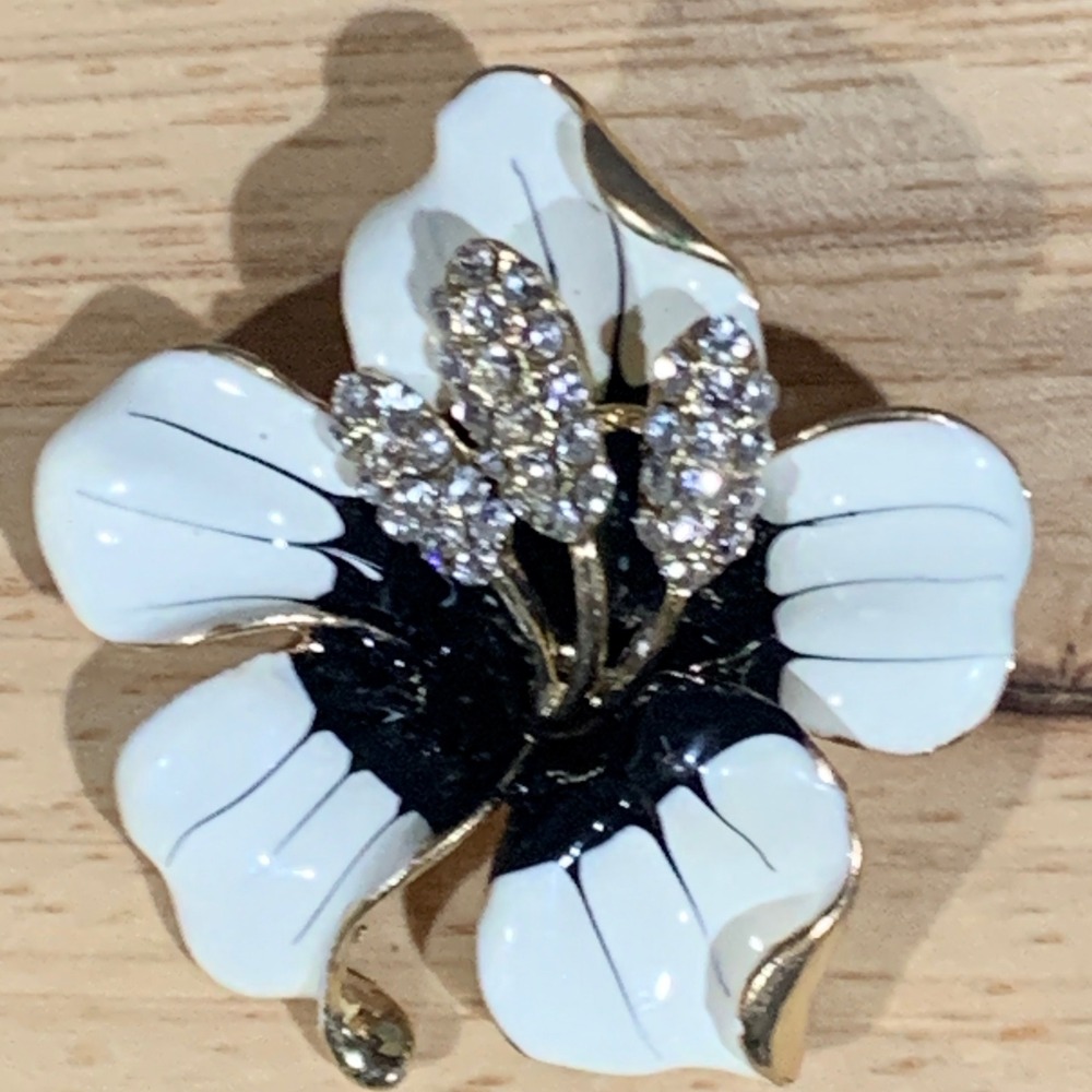 Unbranded Flower Brooch Women OS White Black Enamel Rhinestone Floral Pin
